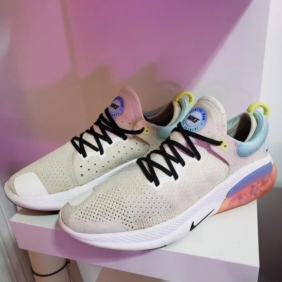 Nike Women's Joyride Run Flyknit - Picture 2 of 11